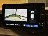 リバースギアに入れるだけで後方の表示へ切り替わります。夜間や雨の日の駐車も楽になりますよ。