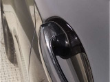 【デザインとの融合】BMWデザイナーが創り出したボディデザインを損なう事のない様に配置とデザインに拘っています。ドアノブについてもBMWの拘りに妥協はありません。