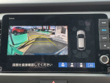 目安となるガイドライン付きのバックカメラを装備しているので、慣れない場所での車庫入れも安心です。