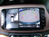アラウンドビューモニターも装備しております。ご覧のように車体を真上か見たような映像なので、車庫入れの苦手なお客様ももうご心配いりません。