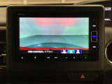 ギヤをR(バック)に入れるとナビの画面に後ろの映像が映るリアカメラ付です。後退時、コンディションが悪い視界でもカラーバックモニターがドライバーをサポートします。