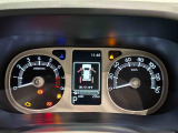 様々な車両情報を表示できるTFTマルチインフォメーションディスプレイを中央に配した視認性の高い大型2眼メーターです
