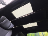 【パノラマルーフ】大型のガラスルーフ搭載で車内の解放感が一気にアップ!開放的なドライブをお楽しみいただけます。