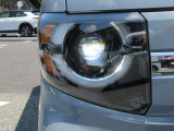 LEDヘッドライトは、点灯の瞬間から最大光量を発揮し、突然暗くなるトンネルなどでの安定感を高めます。