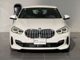 BMW伝統のキドニーグリルとM Sport専用フロントバンパーが、スポーティで精悍なフロントフェイスを演出します。