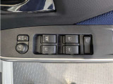 パワーウィンドウのスイッチですよ。 運転席に居ながら窓を開け閉めのコントロールできますよ。 ロック機能で、子供がイタズラして窓を開けるという事も無くなりますよ。