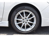 社外17インチアルミホイール装着車です。
