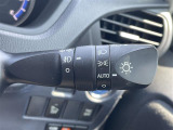 【オートライト(AUTO)】外の明るさをシステムが感知して、自動でヘッドライトが点灯します。ヘッドライトをつけ忘れを防ぐ便利機能です。