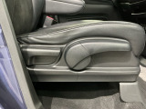 シートハイトアジャスターが付いているので運転姿勢を調整するのに便利ですね。身長に合ったシートポジションは安全運転や疲労軽減にもつながります。