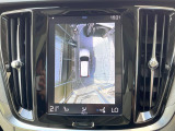 【360&deg;ビューカメラ】4台の高解像度カメラで360度の鳥瞰図を表示。隣の車や壁、死角にある障害物などを画面で確認できるため、狭いスペースでの駐車・出入りも安心です。