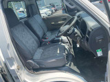 運転席まわりです。実際に座ってみて、乗り心地を体験してみてください,視界も良好です