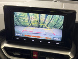 【バックカメラ】駐車時に後方がリアルタイム映像で確認できます。大型商業施設や立体駐車場での駐車時や、夜間のバック時に大活躍!運転スキルに関わらず、今や必須となった装備のひとつです!