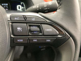前方の車との車間を設定し、スピードを上げたり緩めたりを自動で行ってくれる追尾式の「レーダークルーズ」。上級装備の一つです!高級車にしかつかない嬉しい機能です。