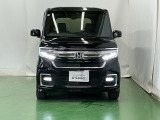 LEDヘッドライトを装備しています。LEDヘッドライトはとても明るく、雨の日や夜間走行も安全・安心です。オートライトコントロール付きで周囲の明るさに応じて自動で点灯・消灯します