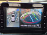 アラウンドビューモニター。上空から見下ろしているような映像で、スムースな駐車をサポートします。