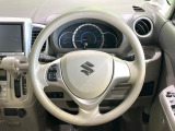 インテリアに合わせたデザインのステアリングは、運転される方のことも考え、運転しやすい形状、大きさです。是非一度、実際に触ってお確かめください。