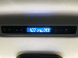 【リアオートエアコン】広い後部座席には必須の機能!風量や温度を自動で調整し前席と同様な車内環境にしてくれるリアオートエアコンを装備。夏の暑さも冬の寒さもストレスなく快適にお過ごしいただけます♪