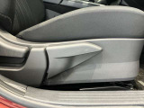運転席はご自身の適切な運転ポジションへ移動可能なラチェットが付いております。