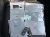 インテリジェントキーです♪キーを近づけてドアハンドルのスイッチを押すだけで開閉が出来ます♪カバンやポケットに入れてても反応するのでスムーズに乗車出来ます☆