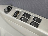 【電動格納ミラー】サイドミラーは電動格納式となっており、狭い駐車場でもキズがつくリスクを抑えられます。