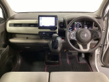 車内は光触媒抗菌消臭施工済です。インパネ周りはスタイリッシュなデザインで機能や装備も充実しています。グローブボックスやカップホルダーのほかにトレーなどたくさんの収納スペースが付いています。