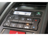 フルオートエアコンが装備されています!お好みの温度設定をするだけでエアコンの風量やモードの切り替えを自動でコントロールしてくれます!ユーザーの操作が少なく燃費走行にもつながります!