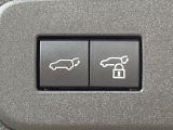 【パワーバックドア】スマートキーや運転席のボタンを押すだけでリアゲートが自動で開閉します!荷物を持っている時や、高い位置にあるバックドアを閉める際に便利な機能です♪