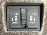 【両側パワースライドドア】スマートキーや運転席のスイッチで後席両側スライドドアの開閉が可能♪電動だから力を入れてドアを開ける必要が無く、小さなお子様でも簡単に開け閉めでき快適です♪
