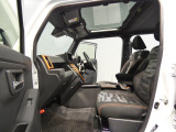 【くつろげるフロント席】座席は丁寧に清掃しております。適度なホールド感があり運転中の姿勢を優しく支えてくれるため、長距離の移動でも疲れにくく快適です。