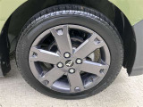 純正のアルミホイール装着。タイヤサイズは165/55R15