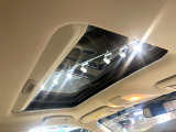 【サンルーフ】開放感たっぷりの希少装備、サンルーフが装着されています!車内に明かりを取り入れたり景色を楽しむ以外にも、車内の空気も簡単に換気できて快適です!