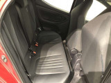 【後部座席】も当然、綺麗・清潔に仕上げております。内装の綺麗なお車は気持ちが良いですし、コンディションのいい車が多いです。これもオススメの1台です。