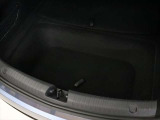 トランクの手間には床下収納があり、小物をしまうことができます 充電ケーブルを格納することも可能です