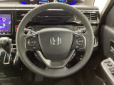 ハンドルにHondaセンシング系のクルーズコントロールやレーンキープアシストなどのスイッチと、オーディオの操作スイッチが装備されています。ハンドルから手を離さず安全に操作できます。