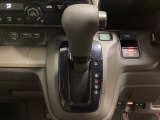 CVT車のセレクトレバーです。低速から高速まで、変速ショックのないスムーズな走りと、エンジン効率のよい領域を維持して燃費にも貢献します。サイドブレーキはスイッチ操作の電子制御パーキングブレーキです。