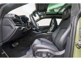 Unicolor Leather Interior with contrast stitching