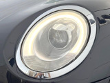 ●LEDヘッドライト:夜間走行時も良好な視界を確保し安心して運転できる高輝度LEDヘッドライトを装備!点灯速度が早く、消費電力も抑えられています。