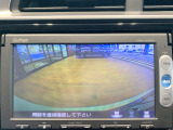 【バックカメラ(3モード)】視点を切り替えて後方を確認でき、駐車や車庫入れも安心です。