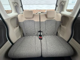 当社の中古車は、フロアマット付きで販売しておりません。中古車という特性上匂いや見栄えなどの状態が左右される為です。純正、社外の新品マットをご検討いただけます。予め得ご了承下さい。