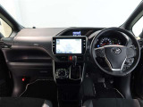シンプルな運転席。運転は軽いハンドル回しで軽快なドライブを楽しめます