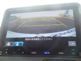 【リアカメラ】リバースに入れるだけで後方の映像が映ります。安全確認や、狭い駐車場での車庫入れ、雨の日や夜間など視界の悪い時に便利です。安全にバックする為には欠かせない装備です。