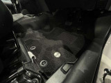 内装工程では、中古車を気持ちよくお乗りいただけるよう清掃しております。シートの洗浄はもちろん、ニオイの元となるフロアカーペットまで洗浄・消臭を実施。
