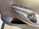 運転席パワーウィンドウスイッチとドリンクホルダーです。