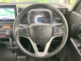 インテリアに合わせたデザインのステアリングは、運転される方のことも考え、運転しやすい形状、大きさです。是非一度、実際に触ってお確かめください。