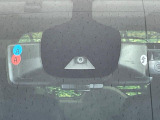 【エマージェンシーブレーキ】走行中に前方の車両等を認識し、衝突しそうな時は警報とブレーキで衝突回避と被害軽減をアシスト。より安全にドライブをお楽しみいただけます。