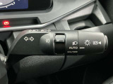 【オートライト】車のセンサーが周囲の明るさを感知し、自動でヘッドライトを点灯・消灯する機能です。この機能は夕暮れ時の交通事故が多い時間帯の安全性を高めてくれます。