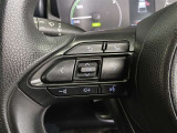 ステアリングには運転中でも簡単に操作できる各種スイッチついてます