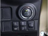 ボタンでエンジン始動が可能な、プッシュスタート機能搭載!もしもの時の、盗難警報装置イモビライザーも同時に装備されております! キーレスのボタン、もしくは、ドアハンドルのスイッチセンサーで開閉可能です!