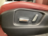 こちらのグレードは助手席にもパワーシートを装備しております!運転席同様お好みで調整が可能です!
