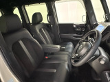 座面も厚みがあり背もたれも高く、広い足元にゆったり座れるシートです。運転席と助手席の間が空いている為、助手席側への移動がスムーズです。交通量の多い道でも助手席側から乗り降りができます。